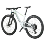Das SCOTT Spark RC Comp ist ein Cross-Country-Mountainbike mit weißem Carbonrahmen, 29-Zoll-Reifen und moderner Ausstattung.