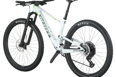 Das SCOTT Spark RC Comp ist ein Cross-Country-Mountainbike mit weißem Carbonrahmen, 29-Zoll-Reifen und moderner Ausstattung.