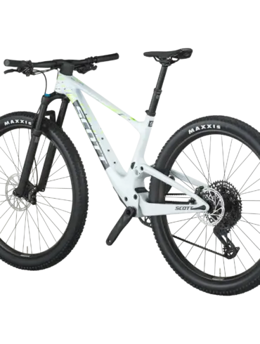Das SCOTT Spark RC Comp ist ein Cross-Country-Mountainbike mit weißem Carbonrahmen, 29-Zoll-Reifen und moderner Ausstattung.