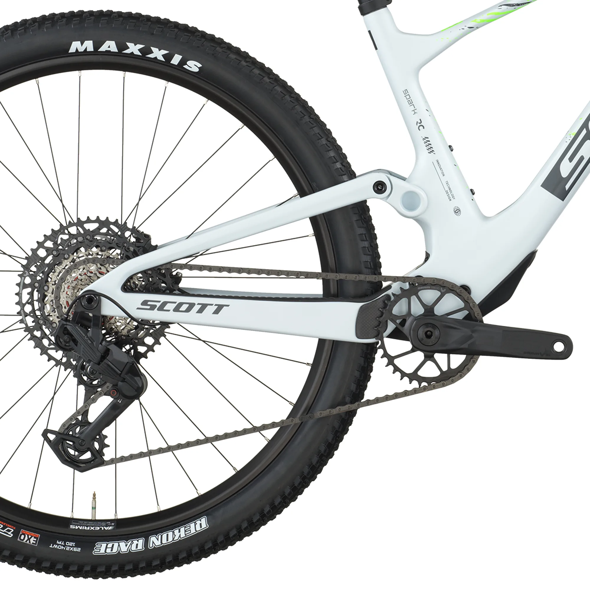 Detailansicht des Hinterbaus eines SCOTT Spark RC Comp Mountainbikes mit Fokus auf den Antriebsstrang und das Hinterrad.