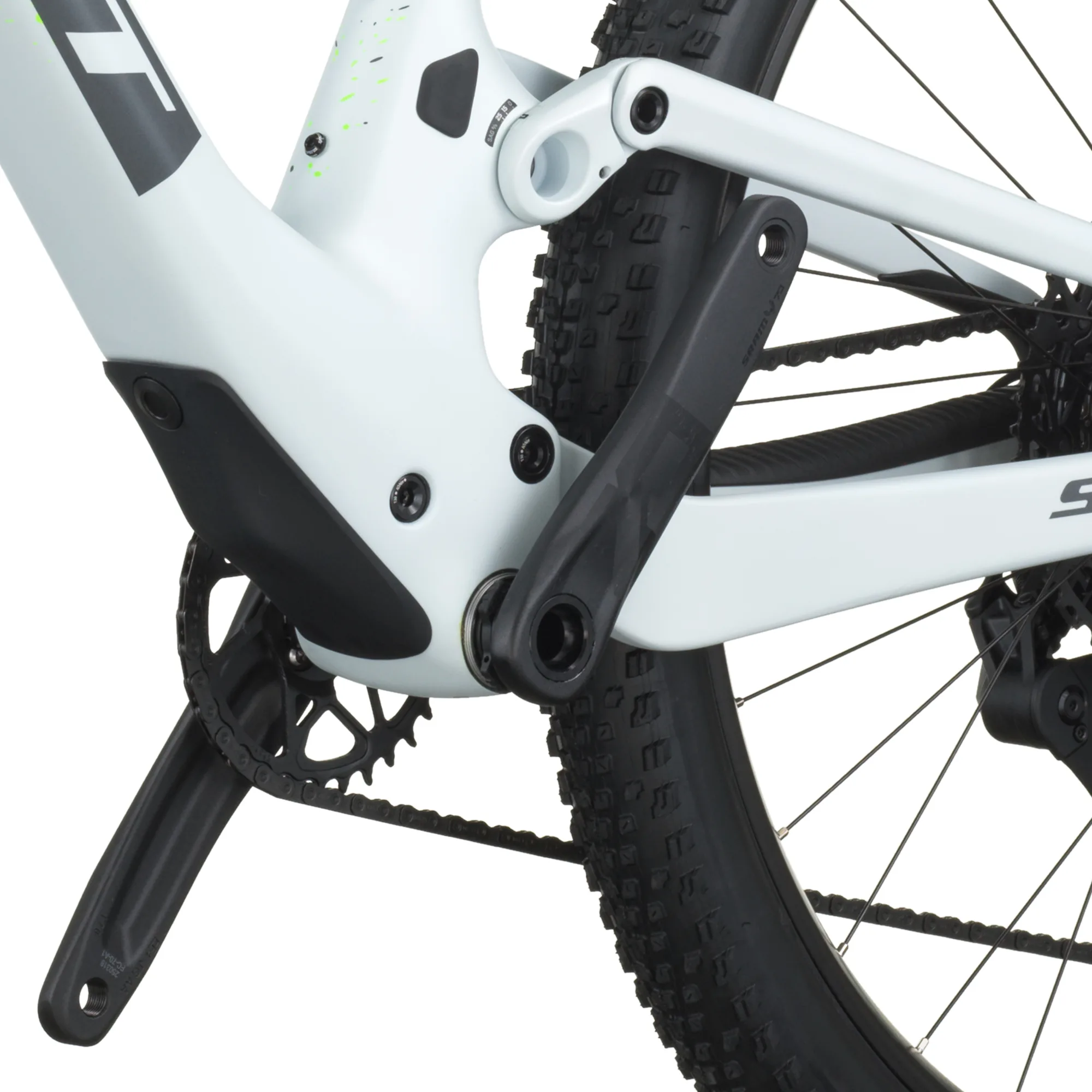Nahaufnahme des Hinterbaus und der Kurbelgarnitur des SCOTT Spark RC Comp Mountainbikes mit weißem Carbonrahmen.