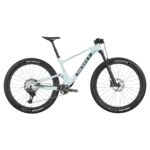 Scott Spark RC Pro Mountainbike in Azure White mit schwarzen Akzenten, detailliert gezeigt von der Seite.