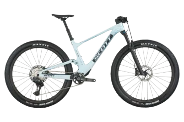 Scott Spark RC Pro Mountainbike in Azure White mit schwarzen Akzenten, detailliert gezeigt von der Seite.