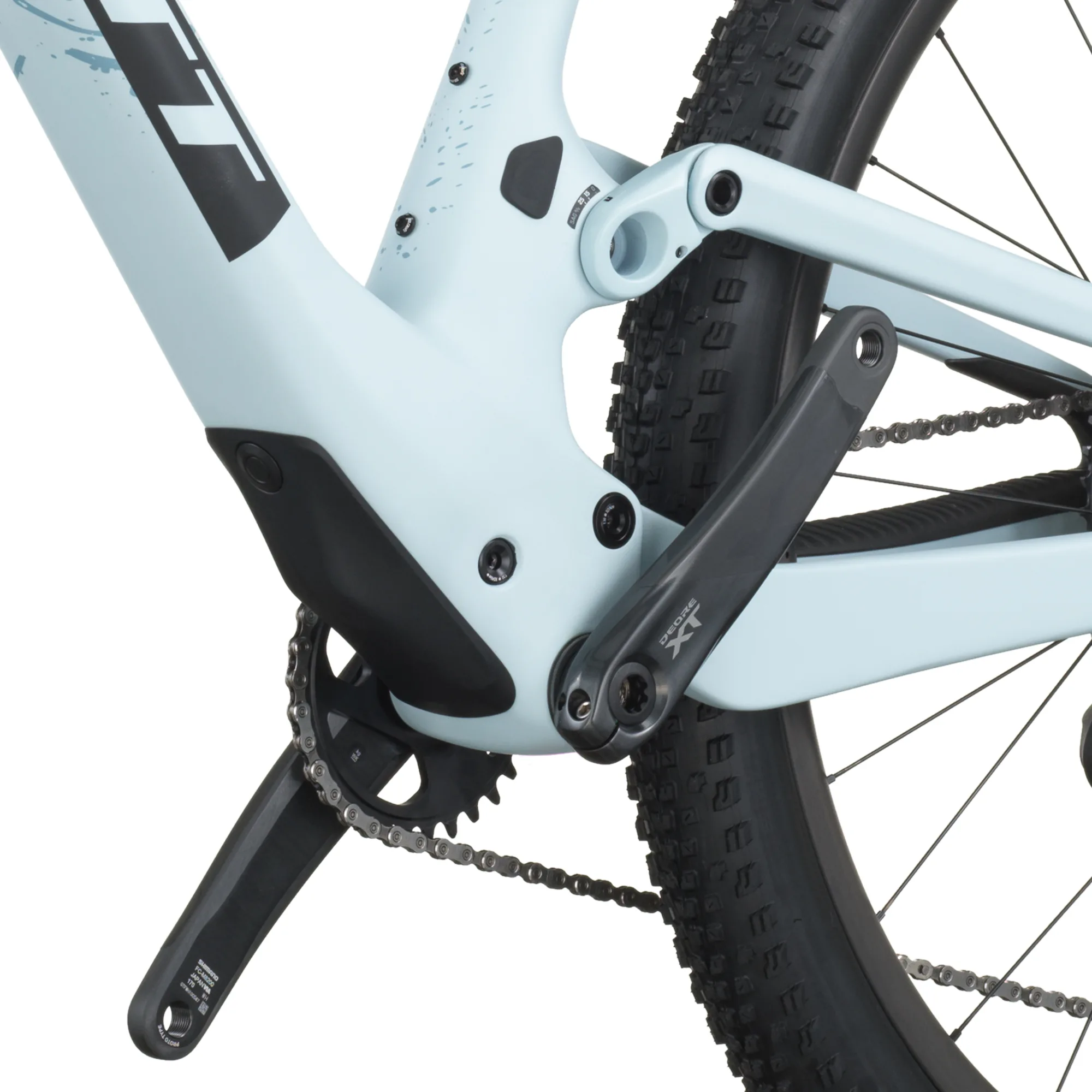 Detailaufnahme des Hinterbaus eines Scott Spark RC Pro Mountainbikes mit Fokus auf die Shimano XT Kurbel, Kette und das Hinterrad.