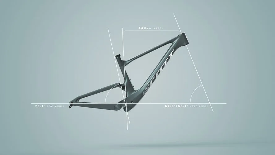 Scott Spark RC Pro Carbonrahmen mit eingetragenen Winkeln und Längenangaben.