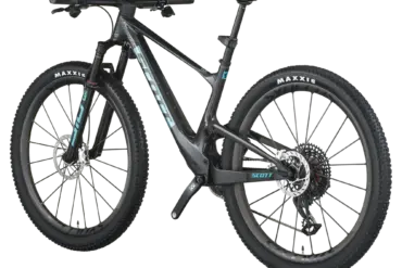 Scott Spark RC SL Mountainbike von der Seite betrachtet, mit Fokus auf den Carbonrahmen und die Komponenten.