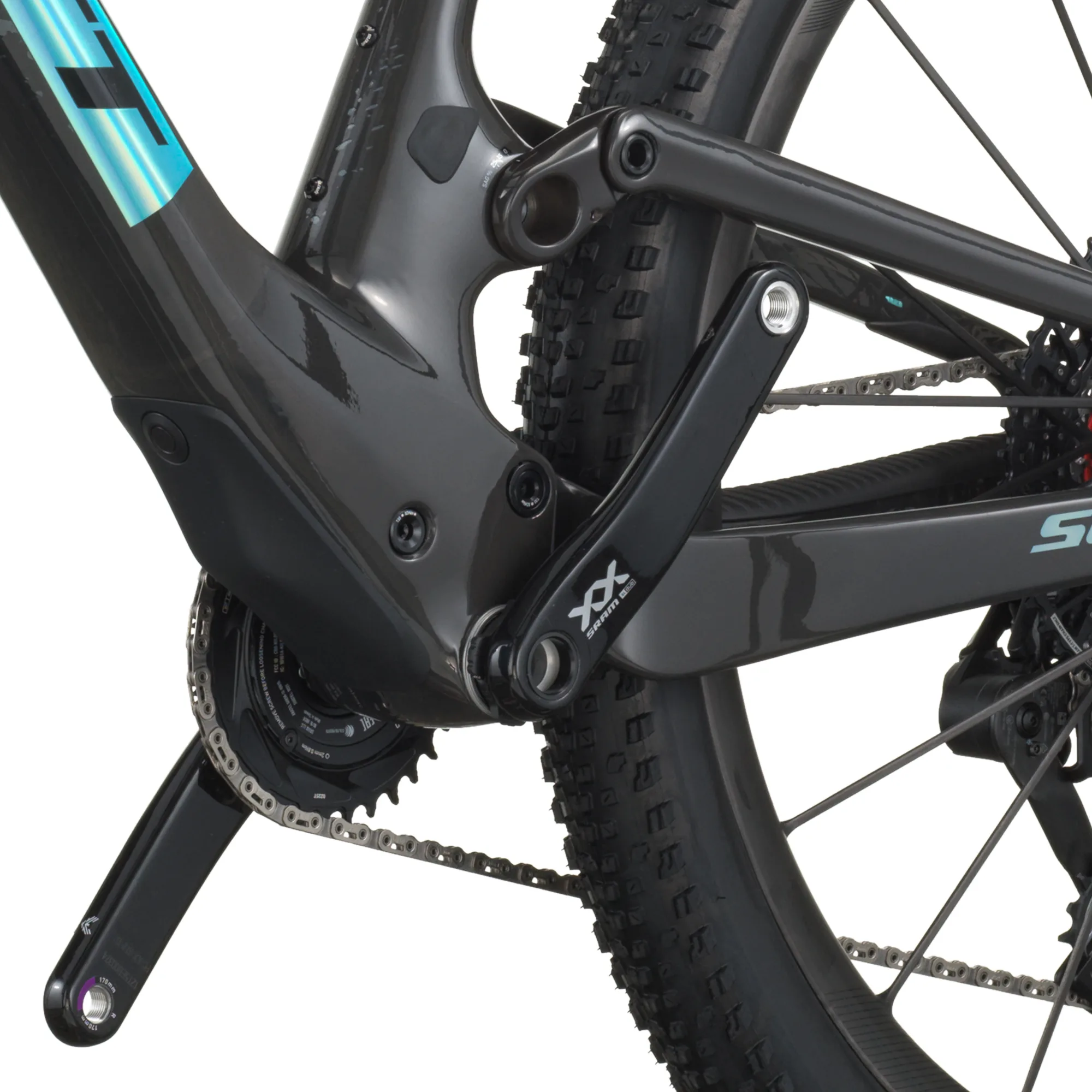 Nahaufnahme des Hinterbaus eines Scott Spark RC SL Mountainbikes mit Carbonrahmen, SRAM XX SL Kurbel, Kette und Reifen.