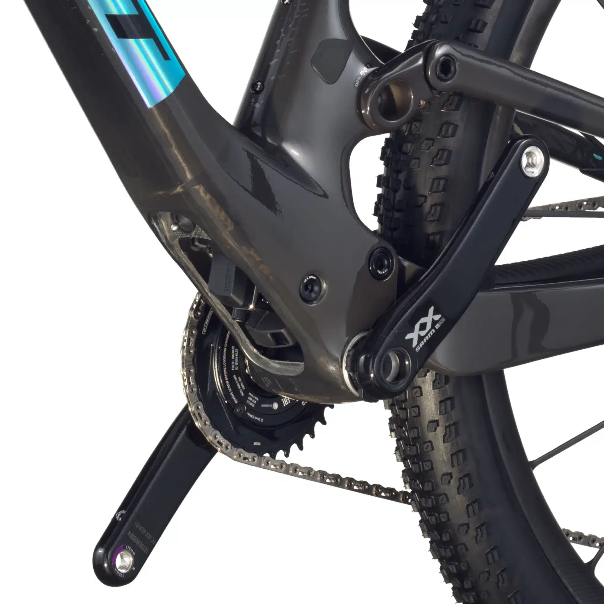 Nahaufnahme des Hinterbaus eines Scott Spark RC SL Mountainbikes, Fokus auf Carbonrahmen, Kette, SRAM Kurbelgarnitur und Hinterrad.