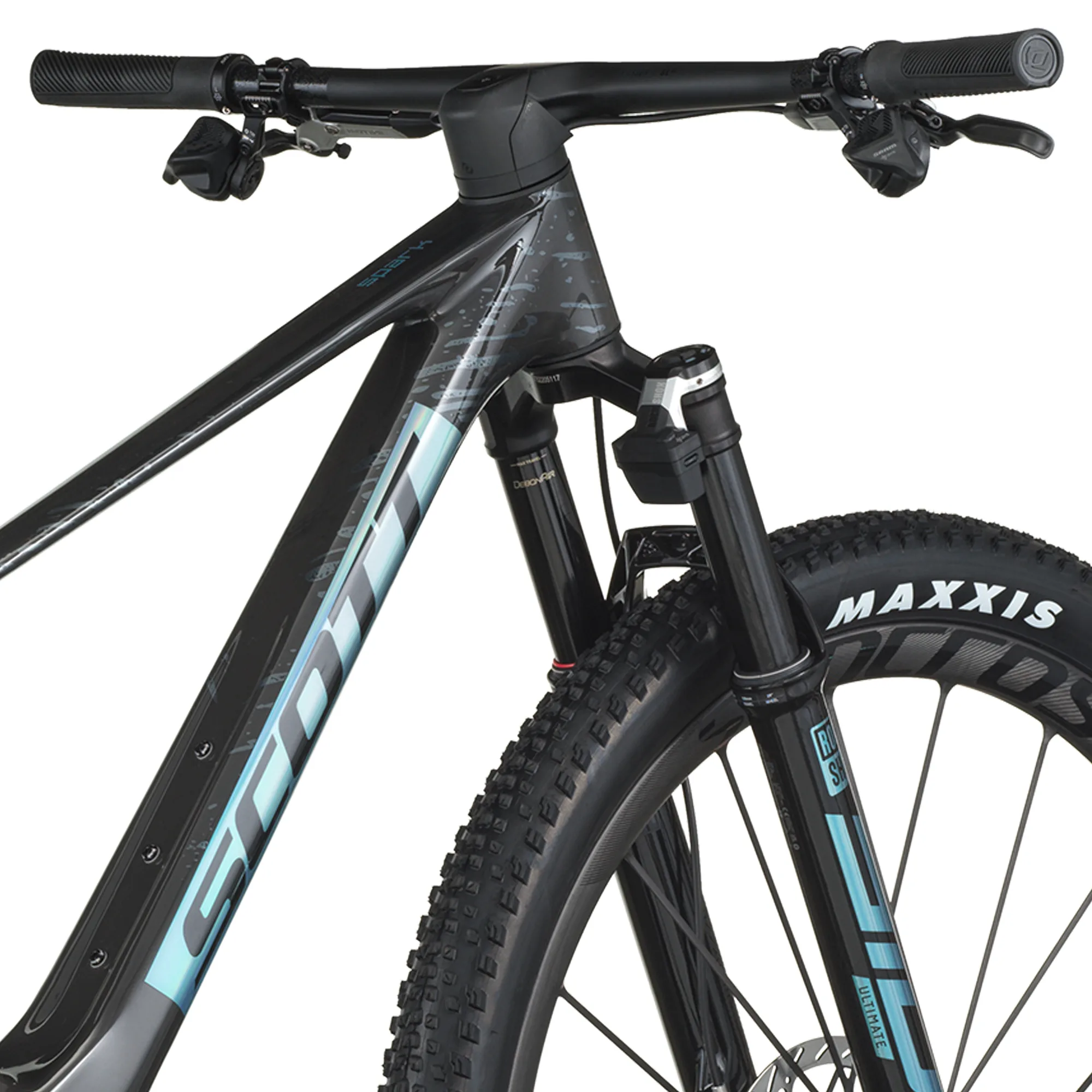 Detailansicht des Scott Spark RC SL Fahrrads mit Fokus auf den Lenker, die RockShox SID Ultimate Flight Attendant Gabel und das Maxxis Rekon Race Reifenprofil auf einer Carbonfelge.