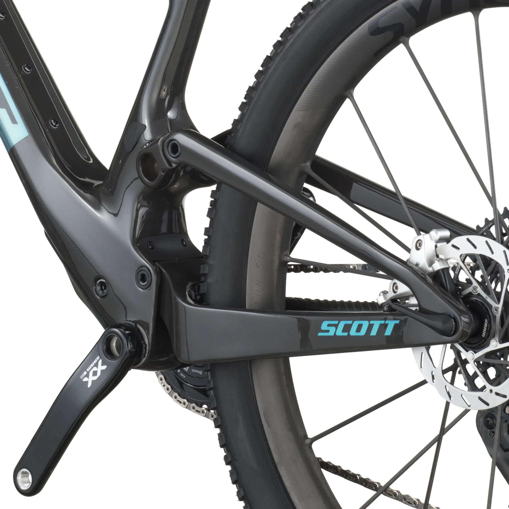 Nahaufnahme des Hinterbaus eines Scott Spark RC SL Fahrrads mit Fokus auf den Carbonrahmen, die Federung, die SRAM XX Kurbel und das Schaltwerk.