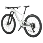 Seitenansicht eines weißen Scott Spark RC Team Mountainbikes mit schwarzen Reifen und Komponenten.
