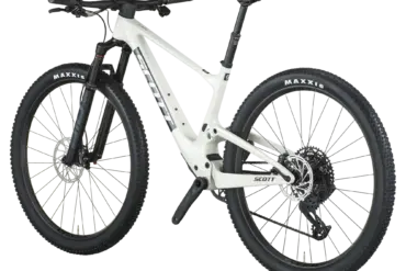 Seitenansicht eines weißen Scott Spark RC Team Mountainbikes mit schwarzen Reifen und Komponenten.