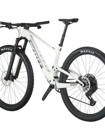 Seitenansicht eines weißen Scott Spark RC Team Mountainbikes mit schwarzen Reifen und Komponenten.