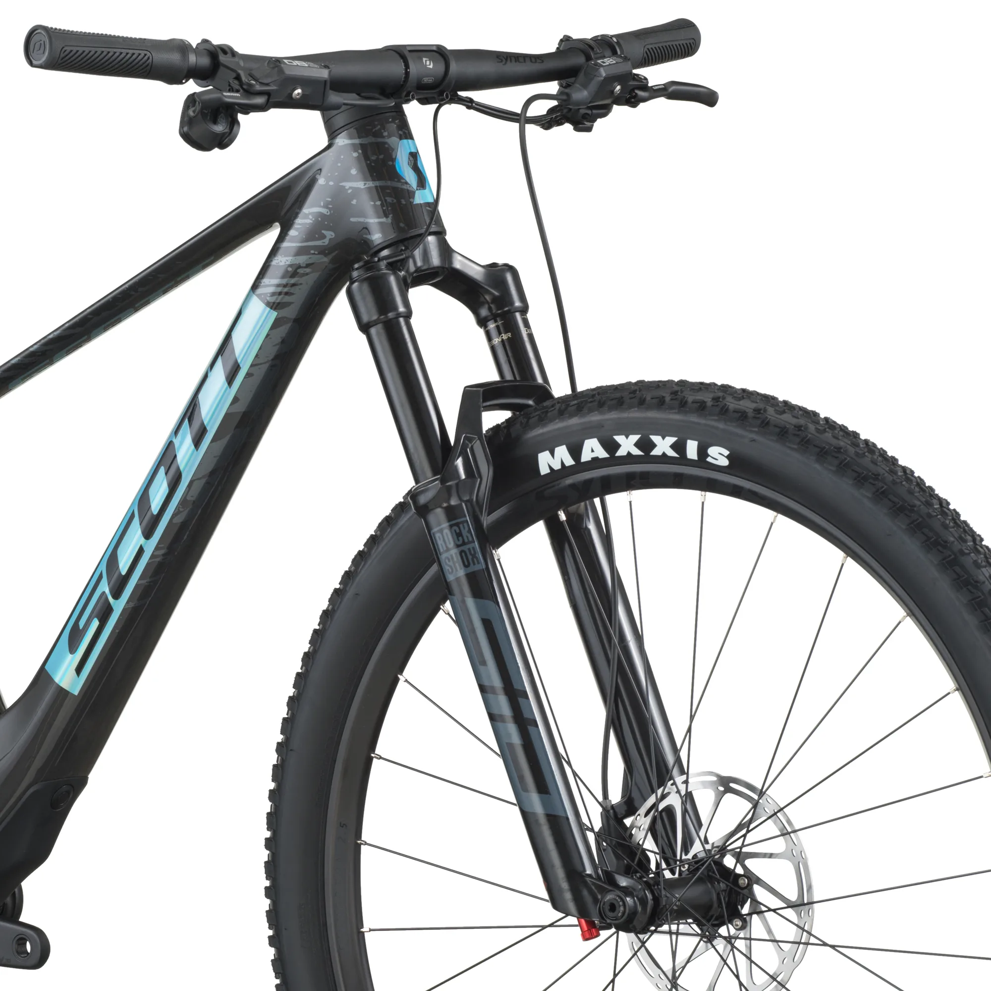 Vordere Ansicht eines schwarzen Scott Spark RC Team Mountainbikes mit blauen Akzenten auf dem Rahmen und dem