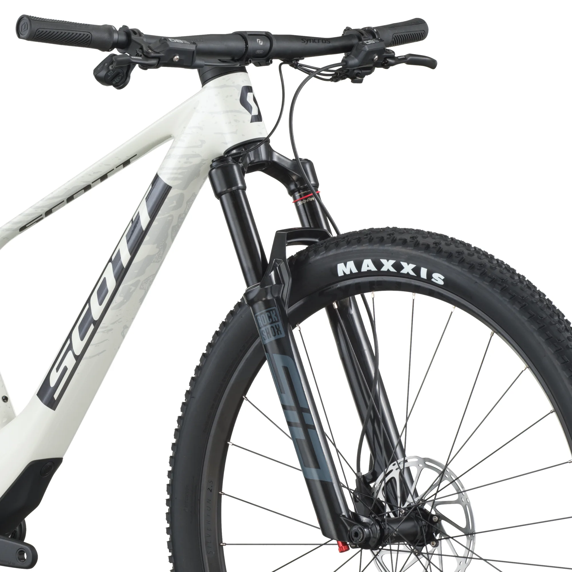 Detailansicht des Scott Spark RC Team Mountainbikes, zeigt die RockShox Gabel, den Maxxis Reifen und den Syncros Lenker.