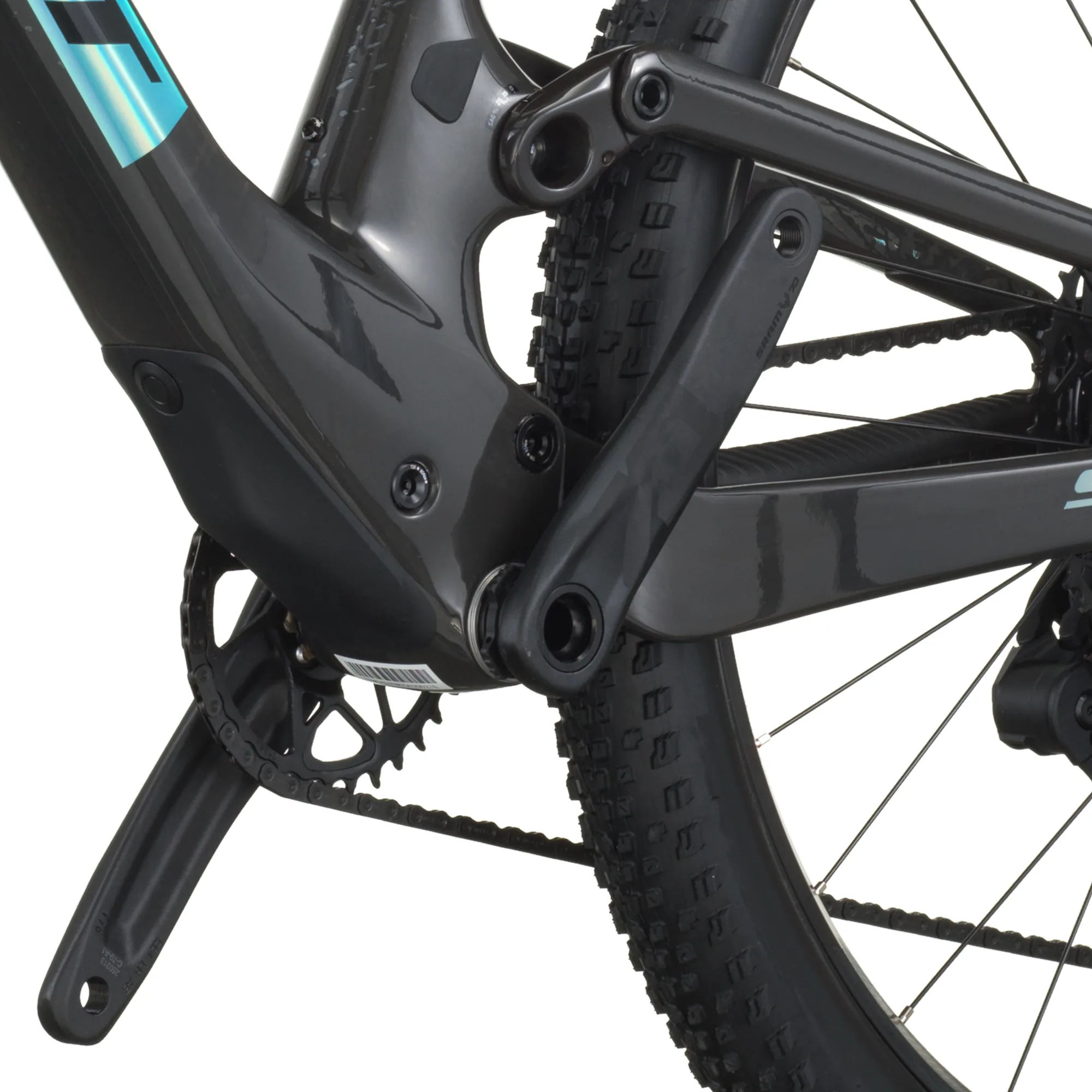Nahaufnahme des dunkelgrauen Carbon-Rahmens eines Scott Spark RC Team Mountainbikes mit Fokus auf den Hinterbau, die Kette, die SRAM Eagle Kurbel und das Hinterrad.