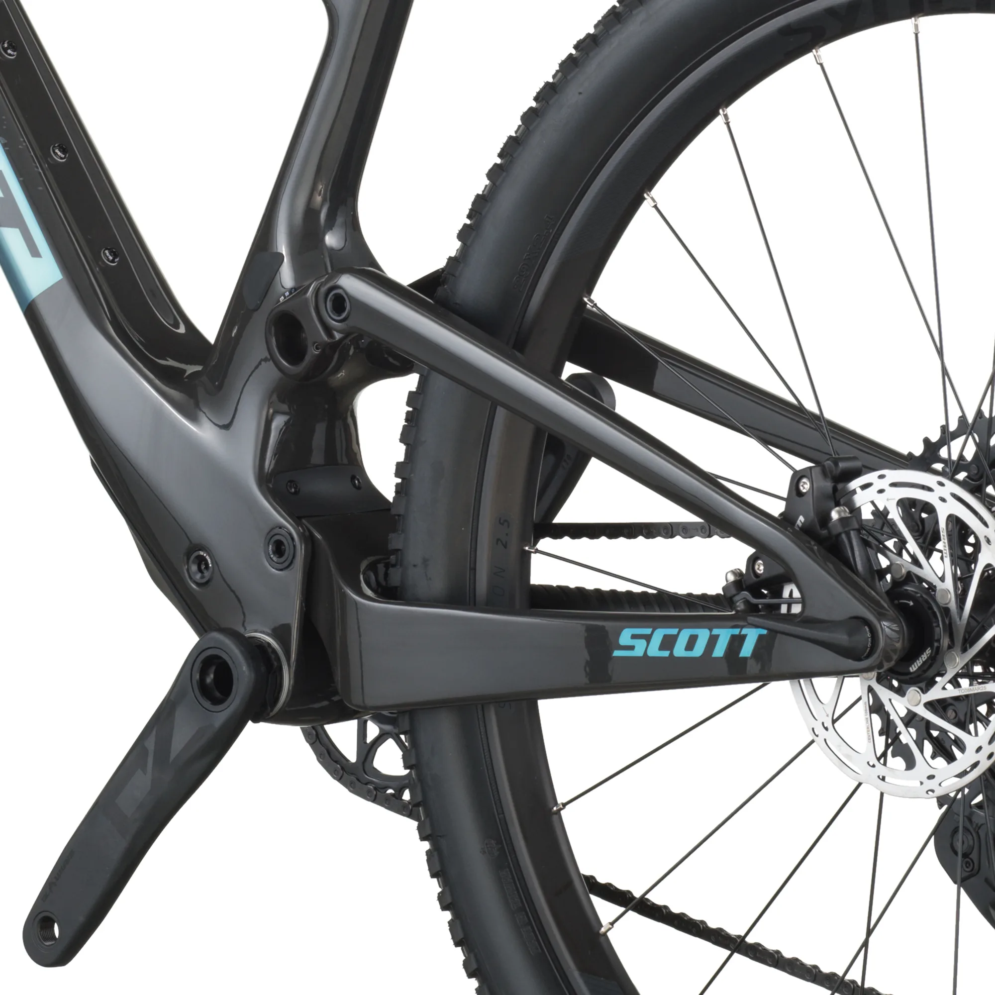 Scott Spark RC Team Fahrrad, Detailaufnahme des Hinterbaus mit Dämpferaufnahme, Schaltwerk, Kassette und Bremsscheibe, SCOTT-Logo auf dem Rahmen.