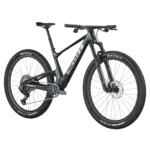 Scott Spark RC Team Issue Mountainbike in dunkelgrüner Lackierung, Frontansicht.