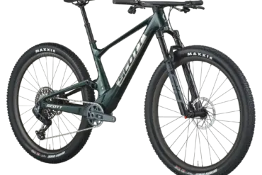 Scott Spark RC Team Issue Mountainbike in dunkelgrüner Lackierung, Frontansicht.