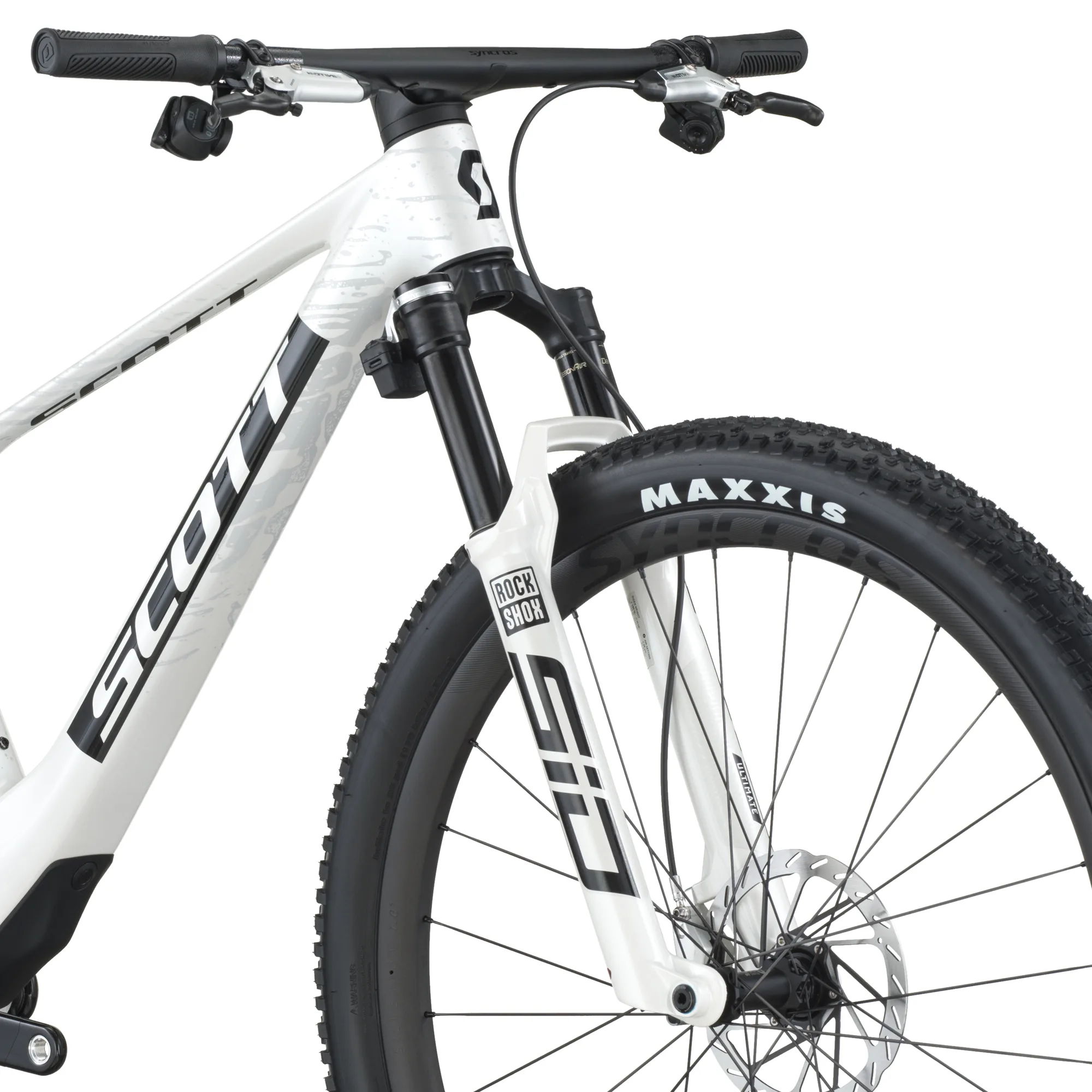 Nahaufnahme des SCOTT Spark RC World Cup EVO Fahrrads mit Fokus auf Vordergabel, Lenker und Vorderrad.
