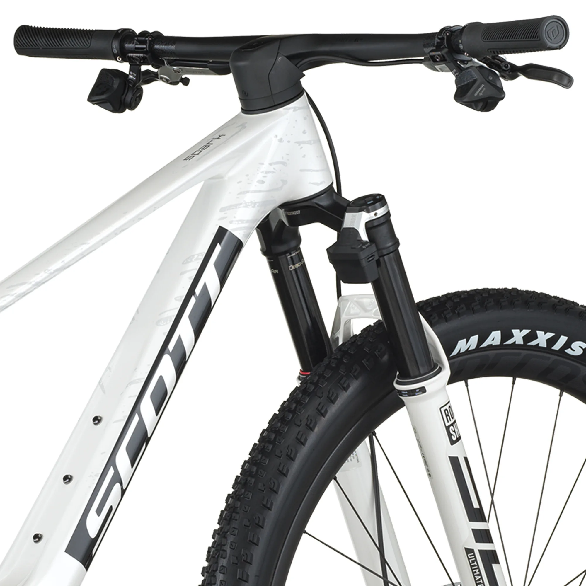 Detailansicht des vorderen Bereichs eines weißen SCOTT Spark RC World Cup EVO Mountainbikes mit schwarzem Lenker und Maxxis-Reifen.