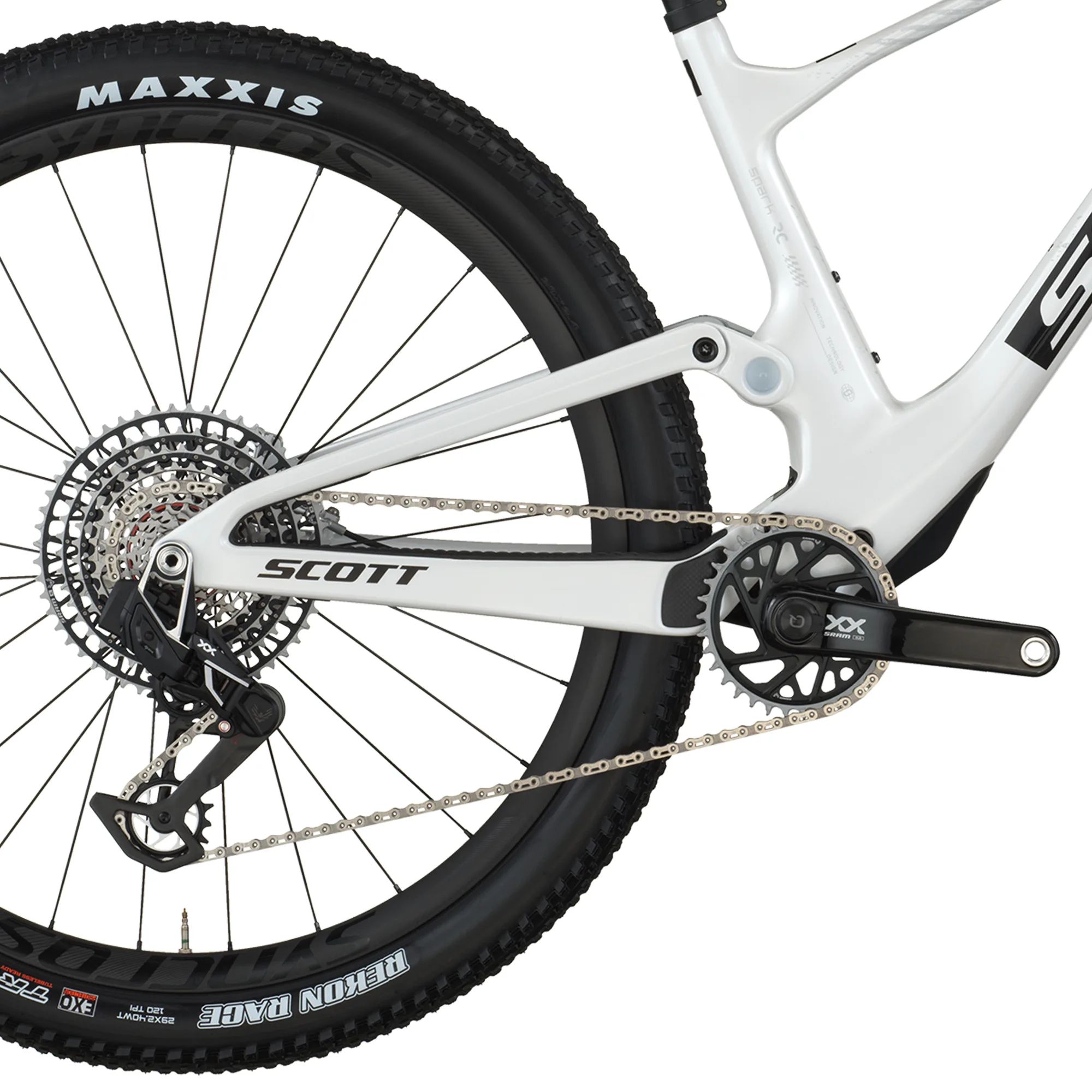 Detailansicht des Schaltwerks, der Kassette, Kette und des Hinterbaus eines SCOTT Spark RC World Cup EVO Mountainbikes in weiß.