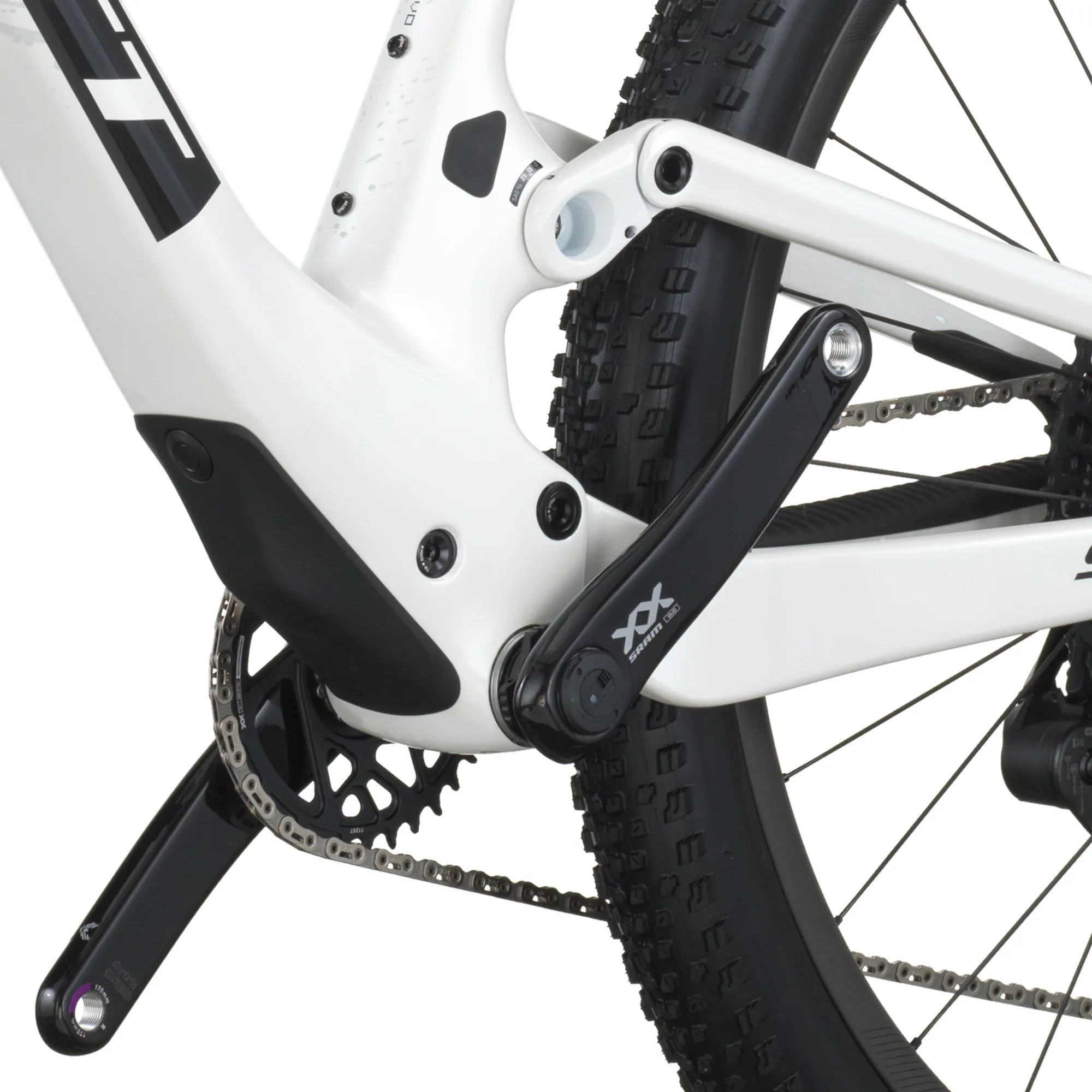 Detailaufnahme des SCOTT Spark RC World Cup EVO Fahrradrahmens, Fokus auf Kurbelgarnitur, Kette und Hinterradaufhängung
