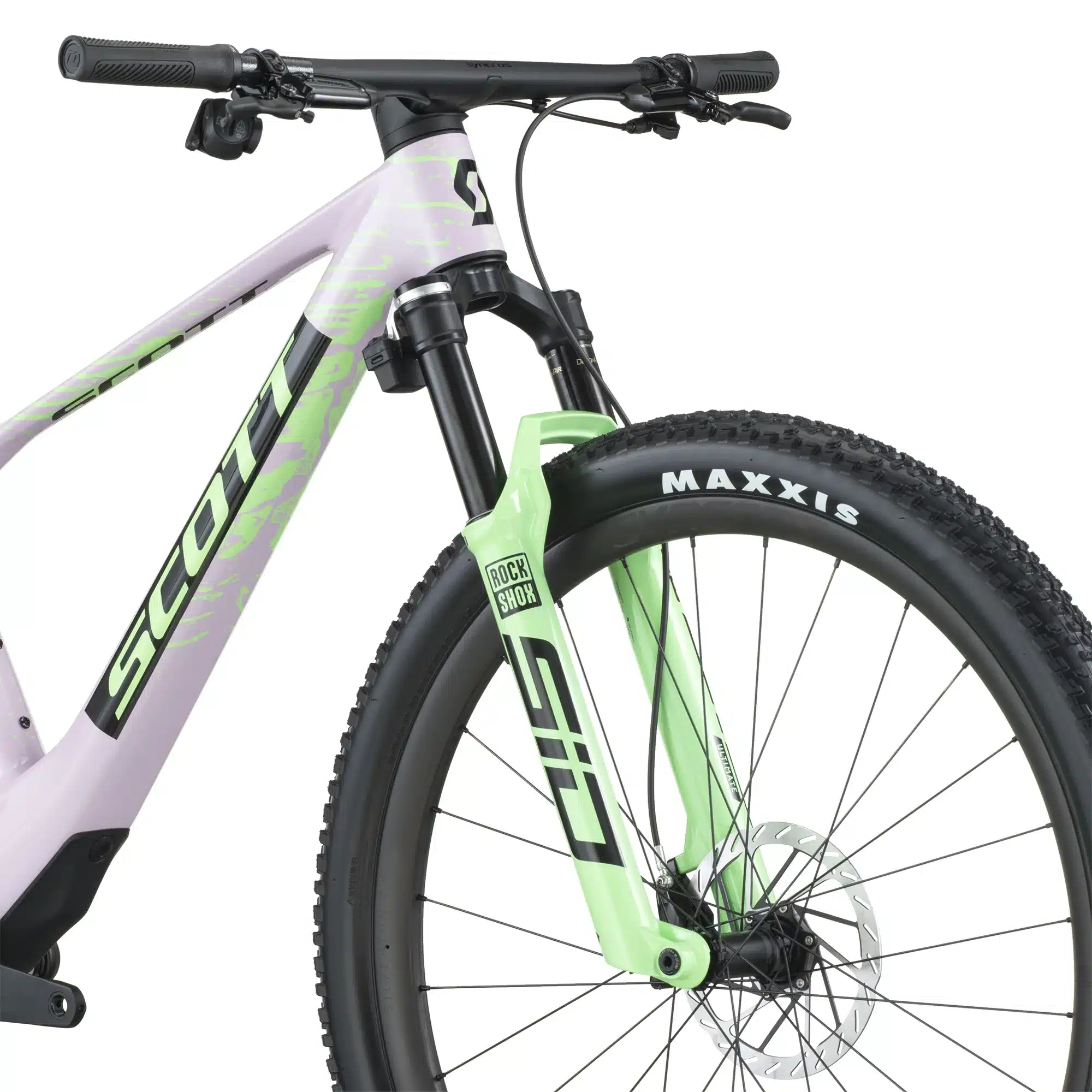 Detailaufnahme des vorderen Bereichs eines lila und grün-gemusterten SCOTT Spark RC World Cup Mountainbikes, das RockShox Federungselemente und Maxxis Reifen zeigt.