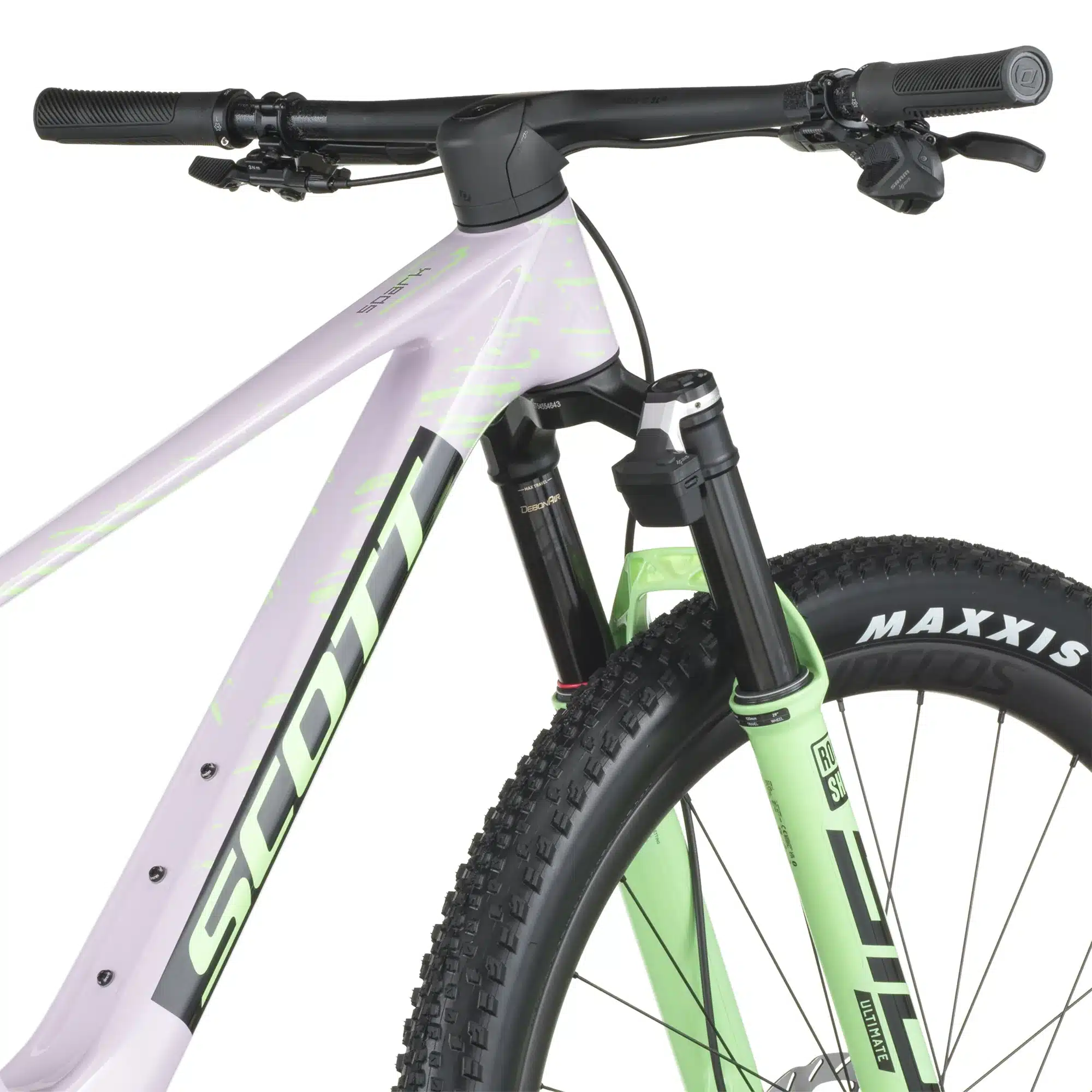 Detailansicht des Vorderbaus eines lila SCOTT Spark RC World Cup Mountainbikes mit grüner RockShox Federgabel und schwarzem Lenker.