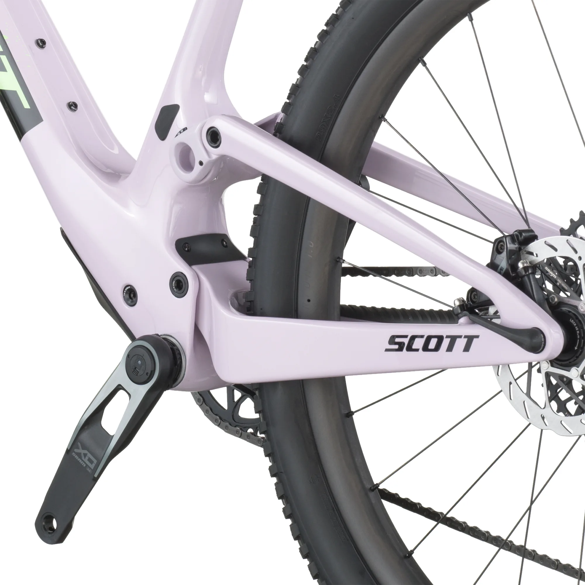 Nahaufnahme des Hinterbaus eines violetten SCOTT Spark RC World Cup Mountainbikes mit sichtbarer Kurbel, Kette und Scheibenbremse.