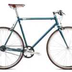 Seitenansicht eines petrolfarbenen Urban Bikes mit braunem Brooks-Ledersattel, Riemenantrieb und weißen Felgen.