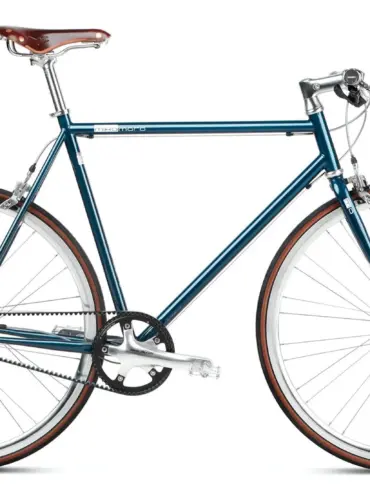 Seitenansicht eines petrolfarbenen Urban Bikes mit braunem Brooks-Ledersattel, Riemenantrieb und weißen Felgen.