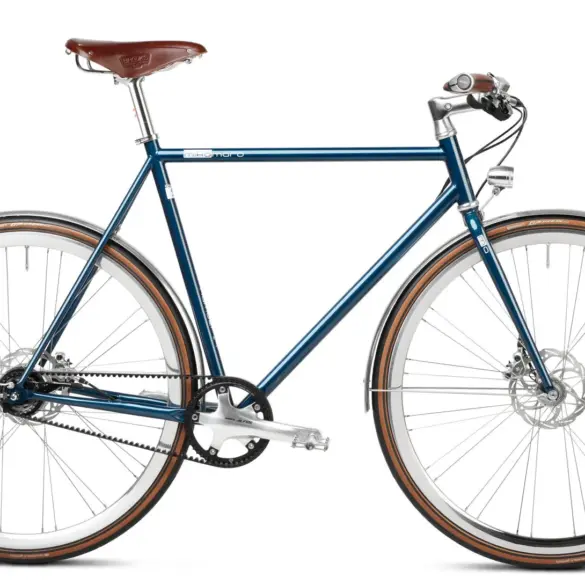 Seitenansicht des Solid Petrol Urban Deluxe Bikes, einem dunkelblauen Fahrrad mit braunem Ledersattel, Riemenantrieb und integrierter Lichtanlage.