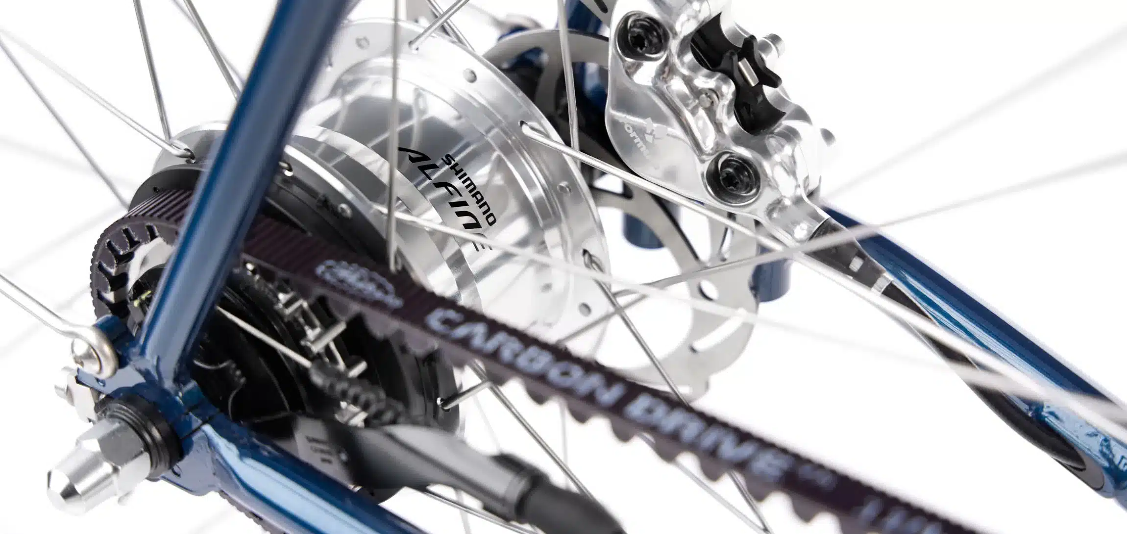 Nahaufnahme des Hinterrads eines blauen Fahrrads, mit Fokus auf die Shimano Alfine 11-Gang-Nabenschaltung, den Gates Carbon Drive Riemenantrieb und die hydraulische Scheibenbremse von Formula.