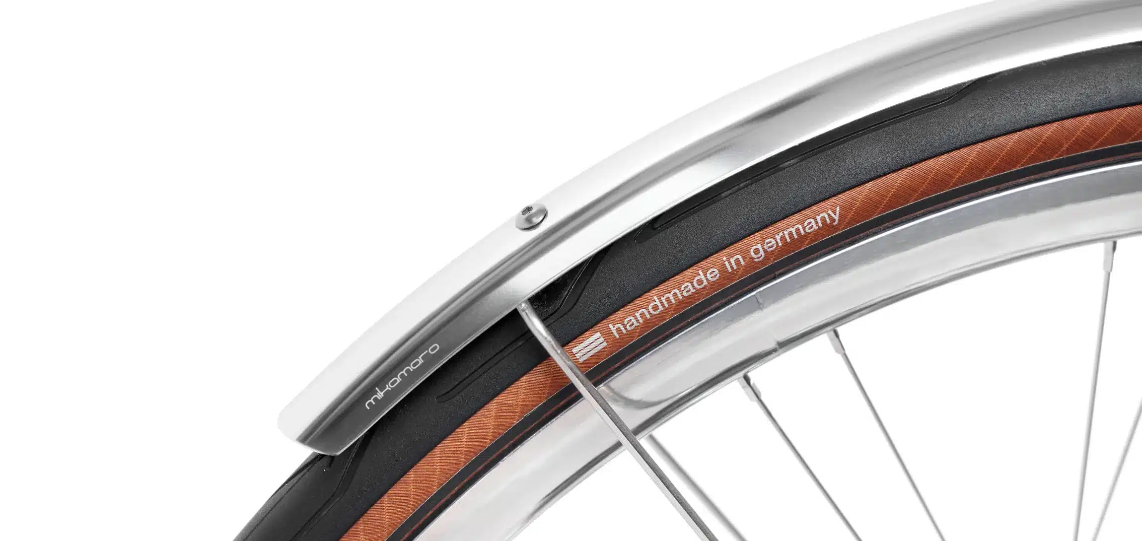 Detailaufnahme des Rades eines Solid Petrol Urban Deluxe Fahrrads, Fokus auf den Reifen und das