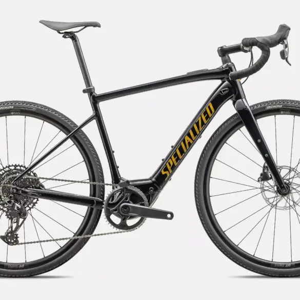 Seitenansicht eines schwarzen Specialized Turbo Creo 2 Comp E5 E-Allroad-Bikes mit gelbem 'SPECIALIZED' Schriftzug auf dem Unterrohr, weißen Felgenbeschriftungen und einer kompletten Schaltgruppe.