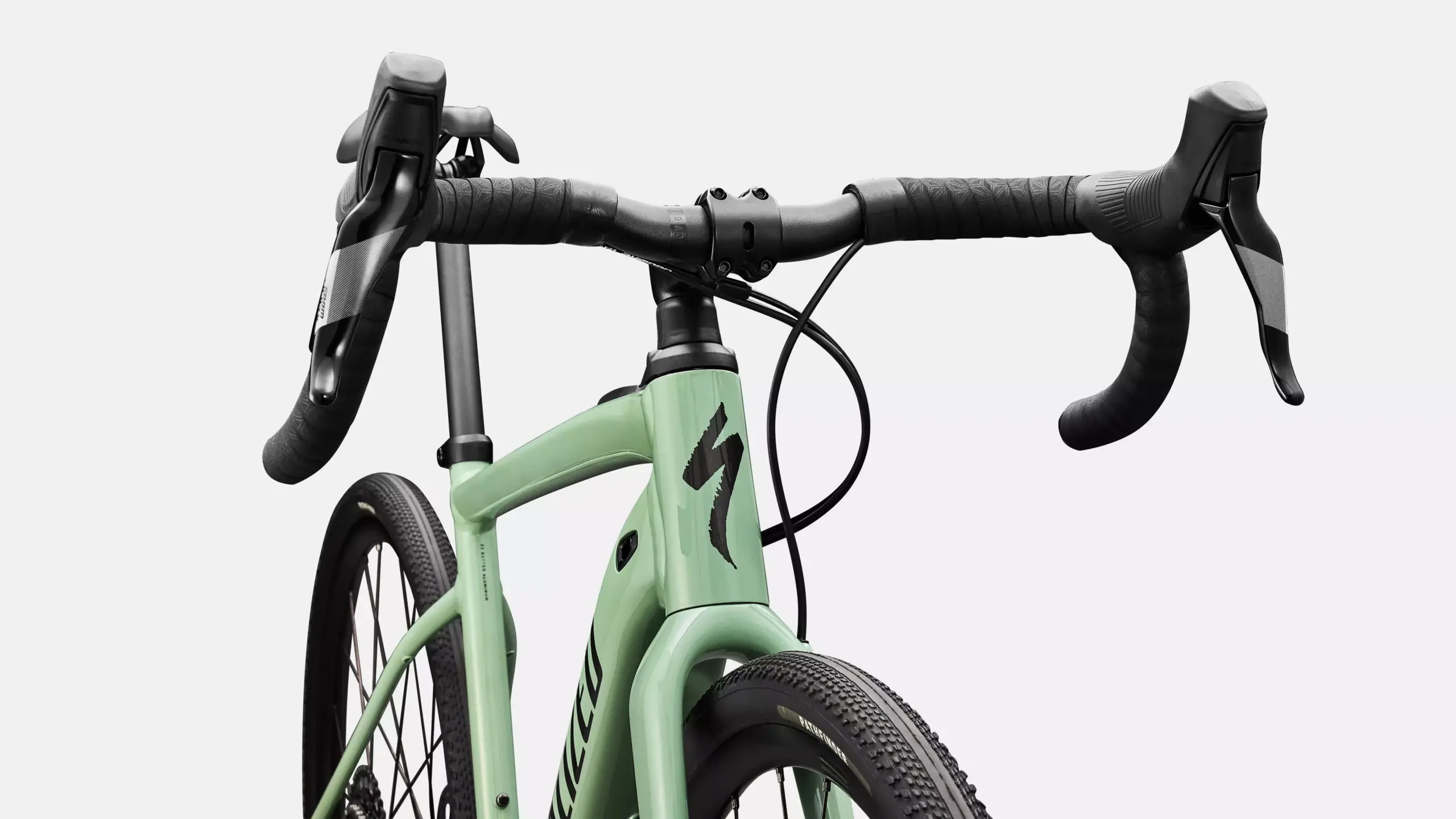 Vorderansicht des mintgrünen Specialized Turbo Creo 2 Comp E5 E-Rennrads mit Fokus auf Lenker und Rahmen
