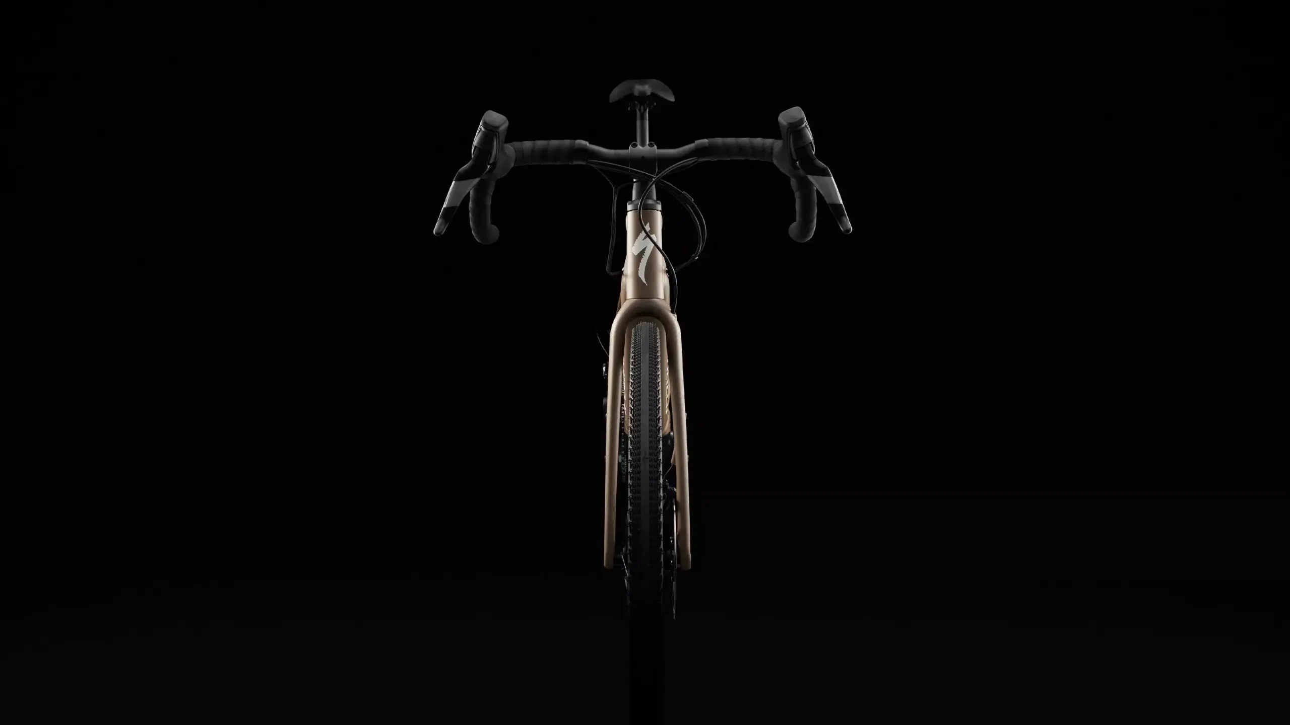 Frontansicht des Specialized Turbo Creo 2 Comp E5 E-Gravelbikes mit goldenem Rahmen und schwarzen Lenker-Elementen.