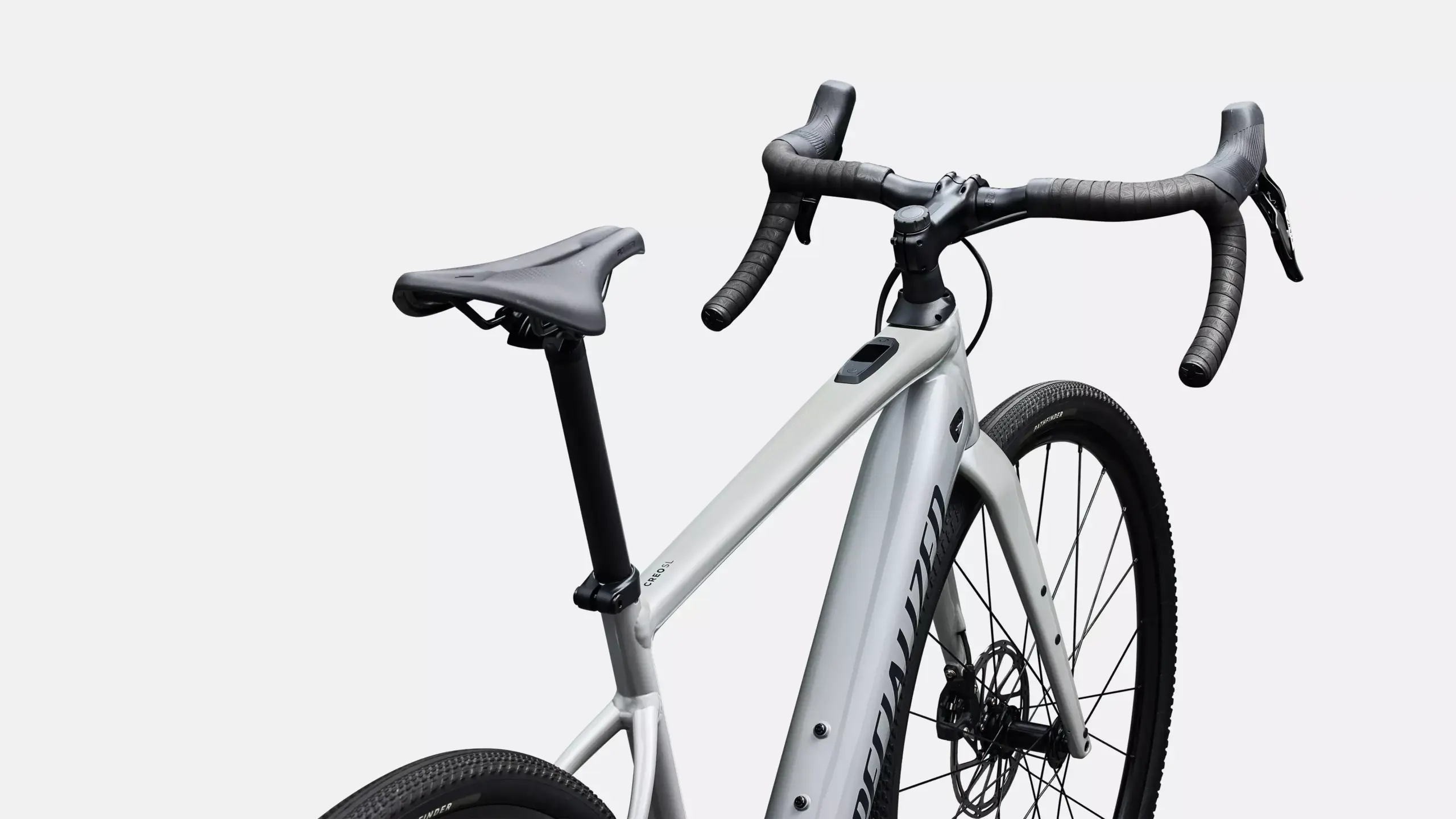 Vorderansicht eines silbernen Specialized Turbo Creo 2 Comp E5 E-Gravelbikes mit Fokus auf den Lenker, die Gabel und den oberen Teil des Rahmens.