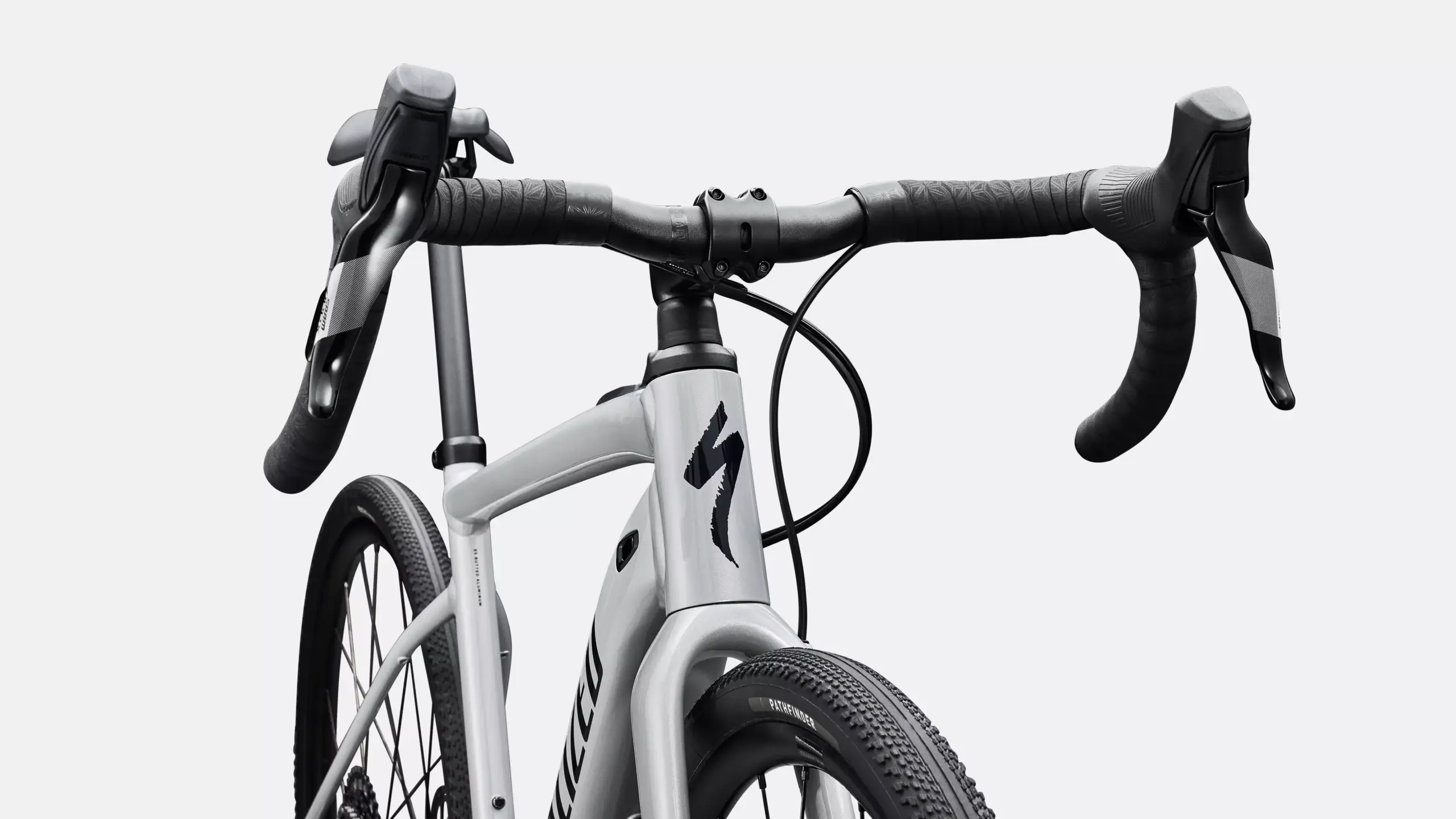 Detailaufnahme des Vorderrads und Lenkers eines Specialized Turbo Creo 2 Comp E5 E-Gravelbikes in Dolomite Metallic.