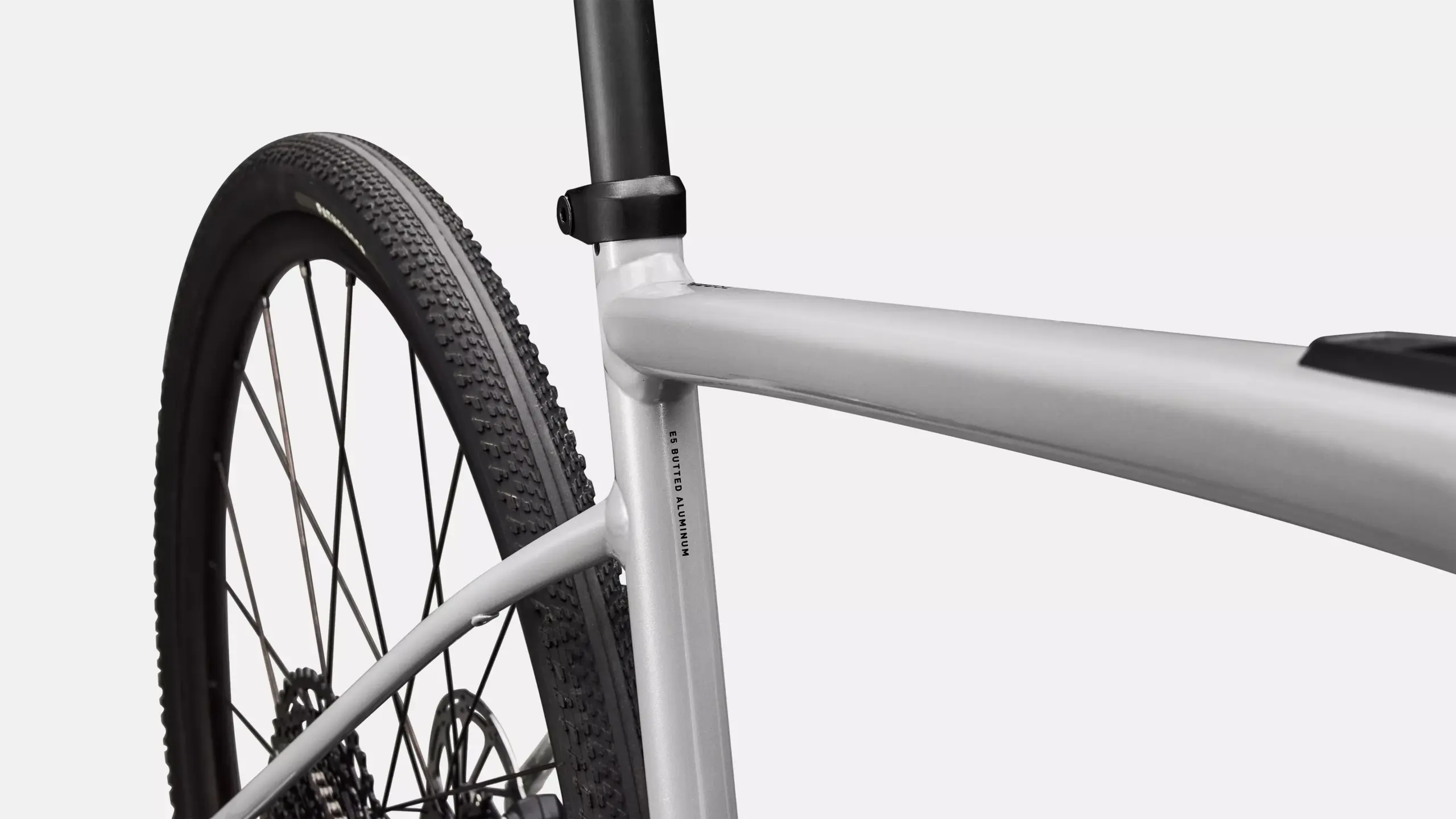 Detailaufnahme des hellgrauen E5 Premium Aluminiumrahmens mit