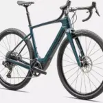 Dunkelgrünes Specialized Turbo Creo 2 Comp E-Gravelbike mit Scheibenbremsen, Carbonrahmen und breiten Reifen, in Seitenansicht.