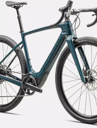 Dunkelgrünes Specialized Turbo Creo 2 Comp E-Gravelbike mit Scheibenbremsen, Carbonrahmen und breiten Reifen, in Seitenansicht.