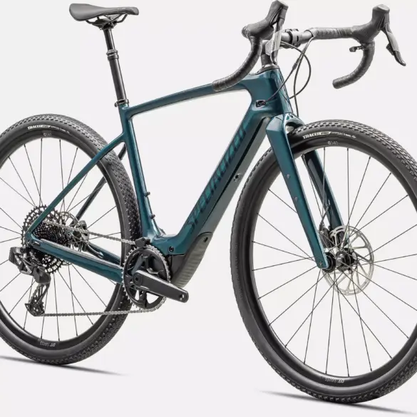 Dunkelgrünes Specialized Turbo Creo 2 Comp E-Gravelbike mit Scheibenbremsen, Carbonrahmen und breiten Reifen, in Seitenansicht.