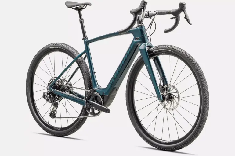 Dunkelgrünes Specialized Turbo Creo 2 Comp E-Gravelbike mit Scheibenbremsen, Carbonrahmen und breiten Reifen, in Seitenansicht.