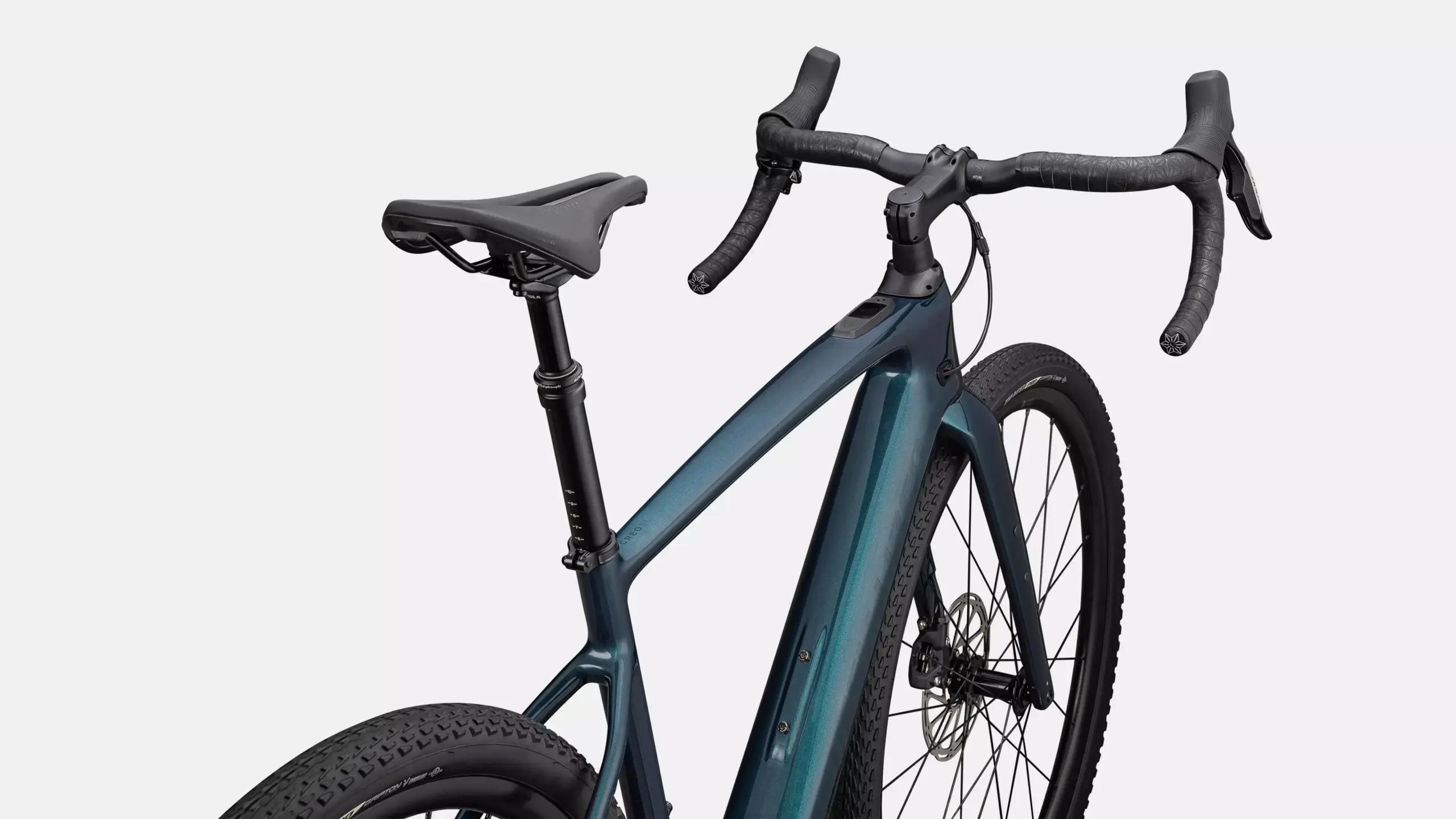 Detailaufnahme des dunkelgrünen Specialized Turbo Creo 2 Comp E-Gravelbikes mit Fokus auf den Carbonrahmen, den Sattel und den Rennradlenker.