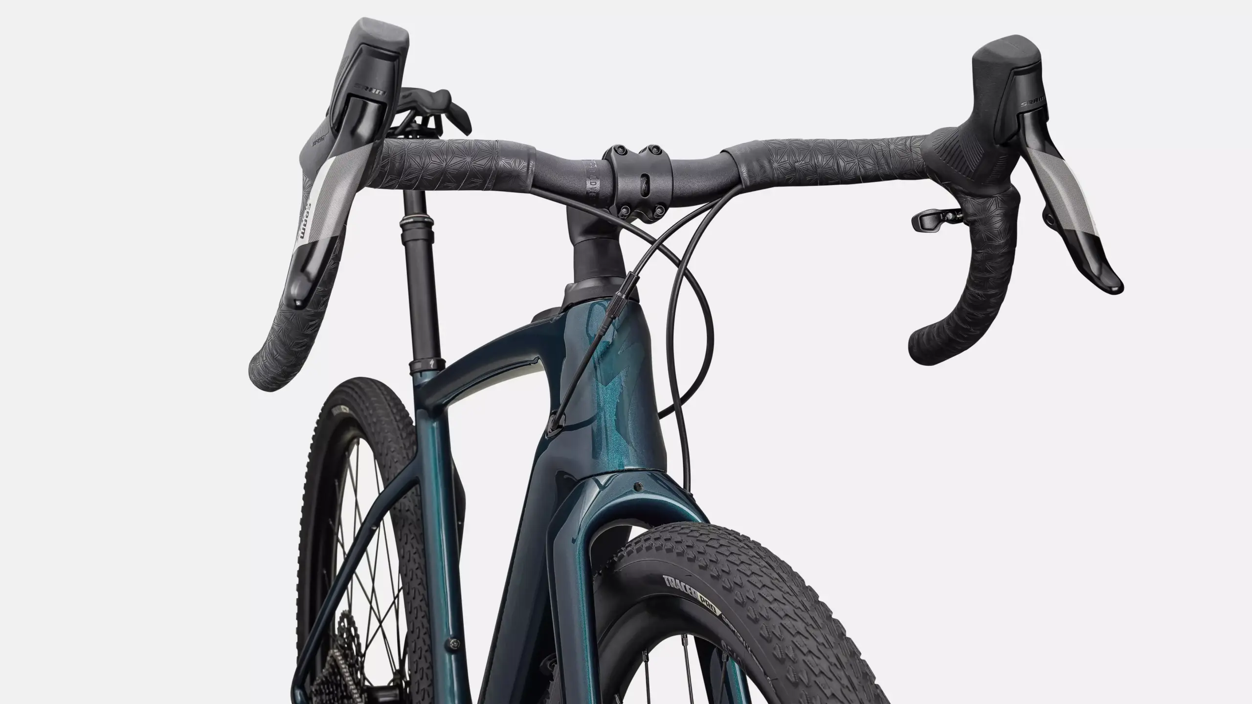 Detailansicht des Specialized Turbo Creo 2 Comp E-Gravelbikes mit Fokus auf den Lenker, die SRAM Apex eTap AXS Schalthebel und den breiten