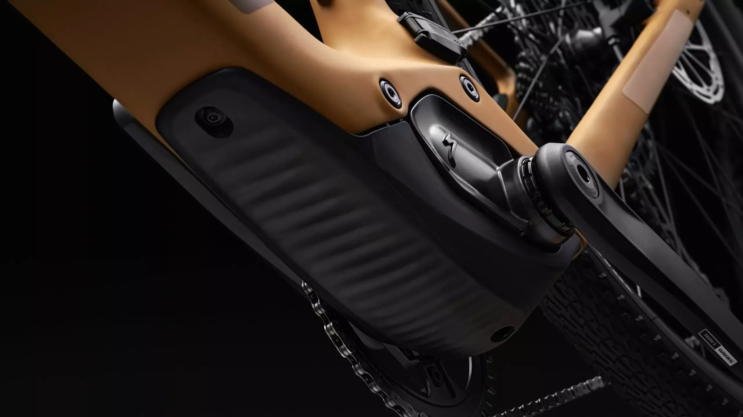 Detailaufnahme des Specialized Turbo Creo 2 Comp E-Gravelbikes, die den integrierten Motor im Unterrohr, die Kurbelgarnitur und Teile des Rahmens zeigt.
