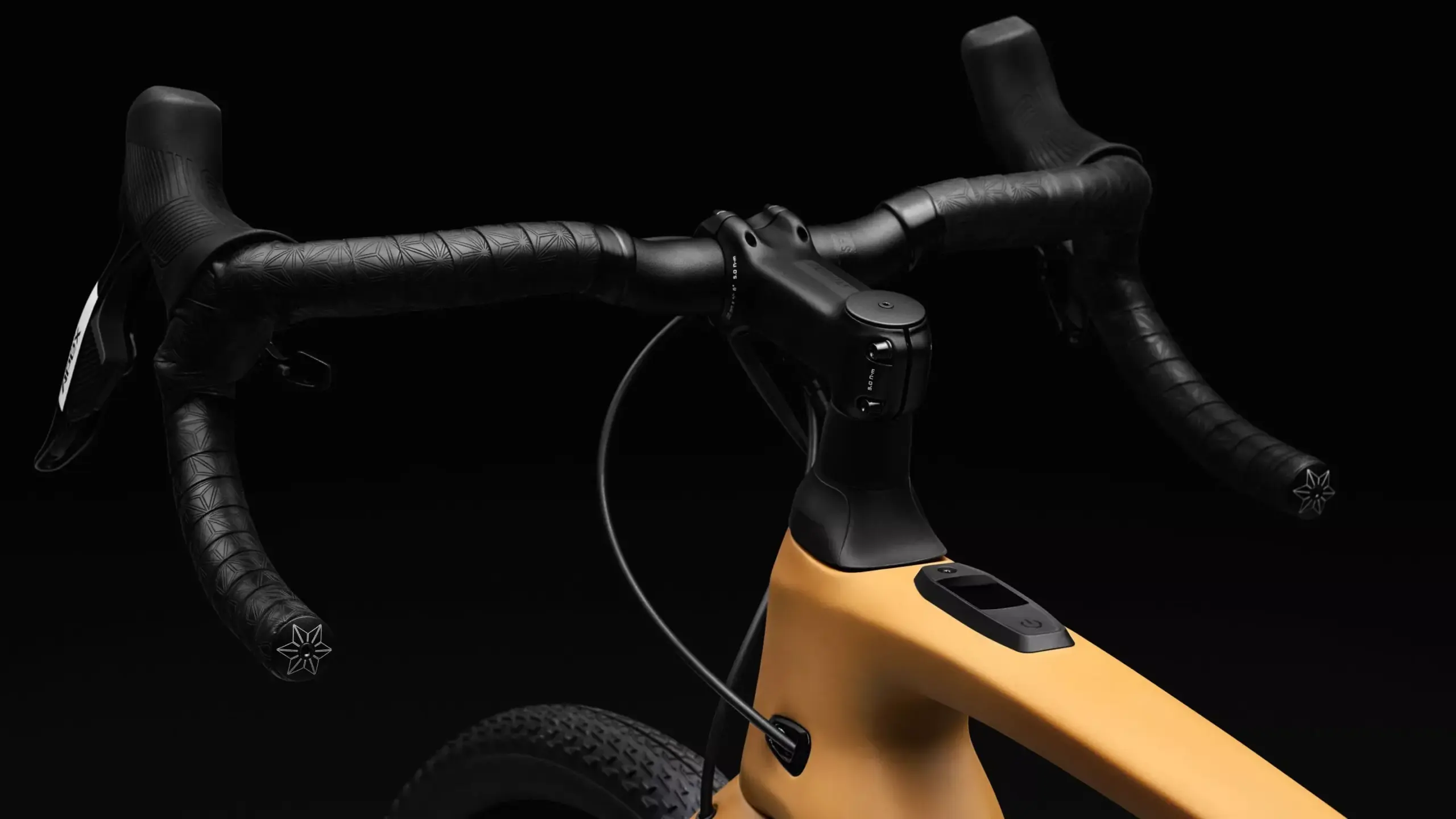 Nahaufnahme des Lenkers, des Vorbaus und des Oberrohrs eines Specialized Turbo Creo 2 Comp E-Gravelbikes in der Farbe Camel.