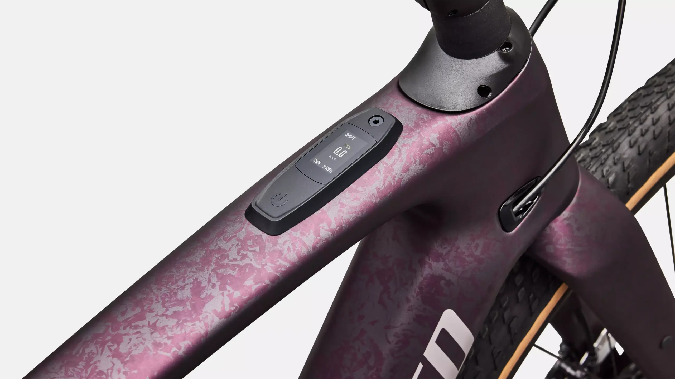 Nahaufnahme des Displays auf dem Rahmen eines Specialized Turbo Creo 2 Expert E-Gravelbikes, das Informationen wie Modus, Geschwindigkeit und Akkuladestand anzeigt.